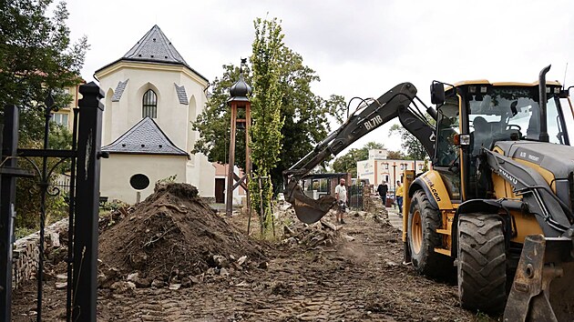 Povodní zničený prostor u Koncertní síně sv. Ducha v Krnově začal opravovat. (18. 9. 2026)