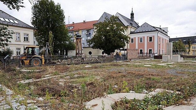 Povodní zničený prostor u Koncertní síně sv. Ducha v Krnově začal opravovat. (18. 9. 2026)