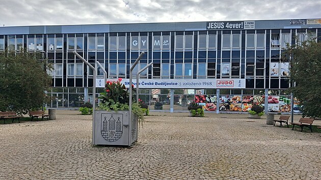 Centrum služeb mělo původně i př&iacute;stře&scaron;ky, ty byly odstraněn&eacute; již dř&iacute;ve. (14. z&aacute;ř&iacute; 2026)