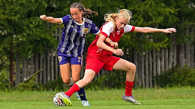 Jasmína Smržová (vlevo) potvrzuje fotbalové geny, které v rodině mají (11. září 2026).