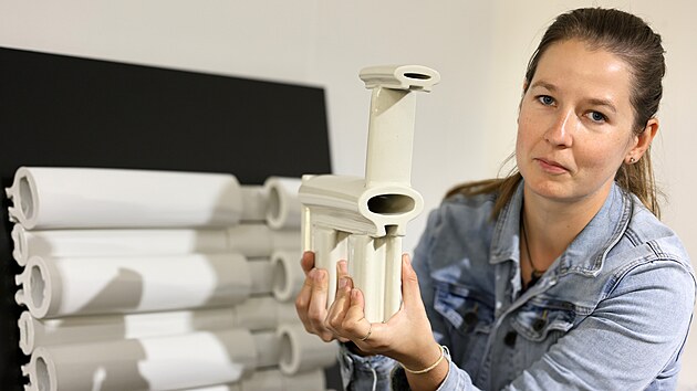Kurátorka výstavy KeraVitral. Nový život znojemského fenoménu v Plesné Jana Pokorná Kalousková s plastikou ze série Zvířátko Aleny Liškové