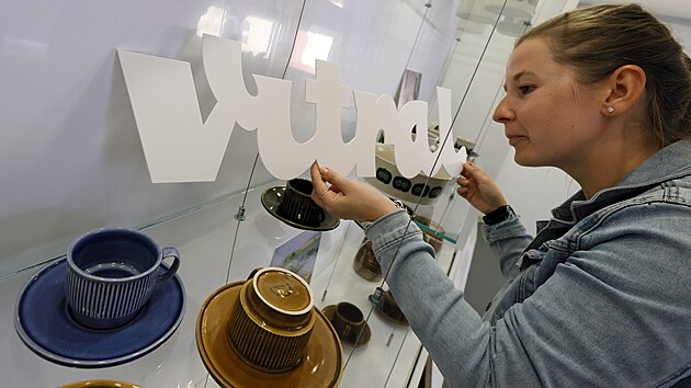 Chebské Retromuseum představuje znojemský fenomén kera vitral. Na snímku kurátorka výstavy Jana Pokorná Kalousková.