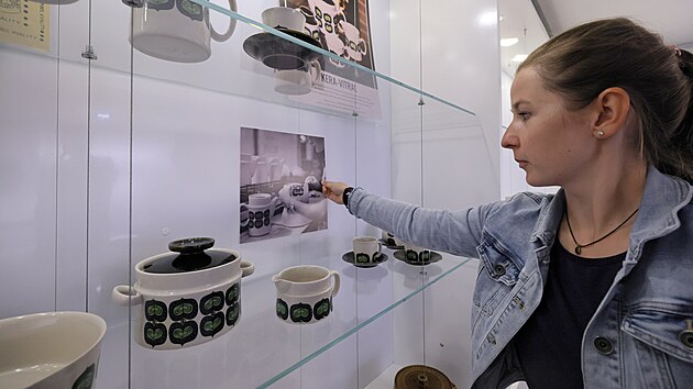 Kurátorka Jana Pokorná Kalousková při instalaci výstavy