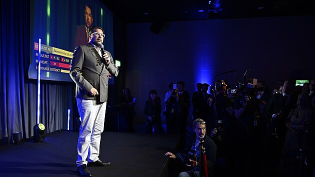 Předseda strany Švédští demokraté Jimmie Åkesson hovoří během volební noci ve Stockholmu. (13. září 2026)