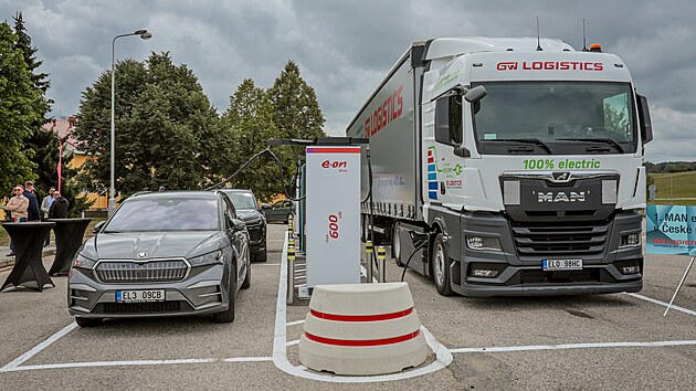 Společnost E.ON představila v Doln&iacute;m Dvoři&scaron;ti na Českokrumlovsku nejrychlej&scaron;&iacute; dob&iacute;jec&iacute; stanici pro elektromobily v Česku. M&aacute; v&yacute;kon až 600 kW a um&iacute; nab&iacute;jet i kamiony či autobusy. (10. z&aacute;ř&iacute; 2026)