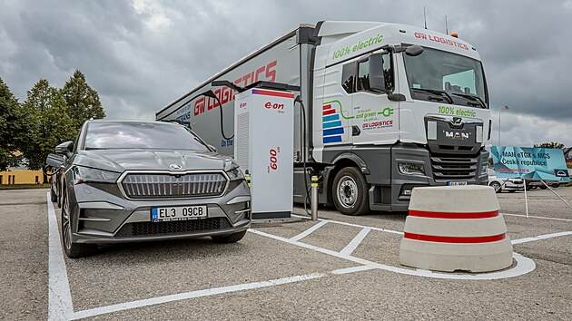 Společnost E.ON představila v Doln&iacute;m Dvoři&scaron;ti na Českokrumlovsku nejrychlej&scaron;&iacute; dob&iacute;jec&iacute; stanici pro elektromobily v Česku. M&aacute; v&yacute;kon až 600 kW a um&iacute; nab&iacute;jet i kamiony či autobusy. (10. z&aacute;ř&iacute; 2026)