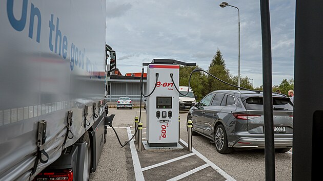 Společnost E.ON představila v Doln&iacute;m Dvoři&scaron;ti na Českokrumlovsku nejrychlej&scaron;&iacute; dob&iacute;jec&iacute; stanici pro elektromobily v Česku. M&aacute; v&yacute;kon až 600 kW a um&iacute; nab&iacute;jet i kamiony či autobusy. (10. z&aacute;ř&iacute; 2026)