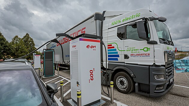 Společnost E.ON představila v Doln&iacute;m Dvoři&scaron;ti na Českokrumlovsku nejrychlej&scaron;&iacute; dob&iacute;jec&iacute; stanici pro elektromobily v Česku. M&aacute; v&yacute;kon až 600 kW a um&iacute; nab&iacute;jet i kamiony či autobusy. (10. z&aacute;ř&iacute; 2026)