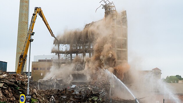 Poslední okamžiky budovy 34. Při demolici se několikapatrový zbytek torza ve zlínském areálu zřítil najednou. (10. září 2026)
