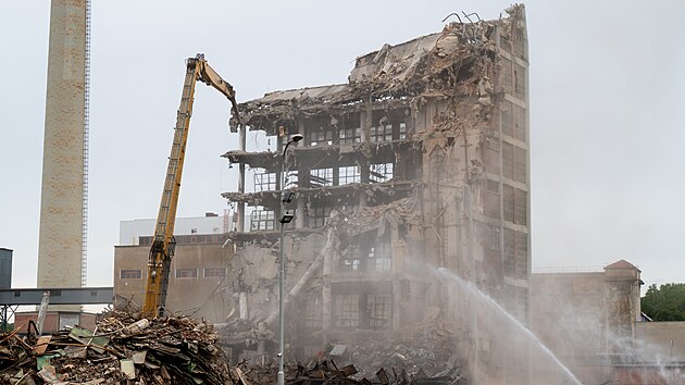 Poslední okamžiky budovy 34. Při demolici se několikapatrový zbytek torza ve zlínském areálu zřítil najednou. (10. září 2026)