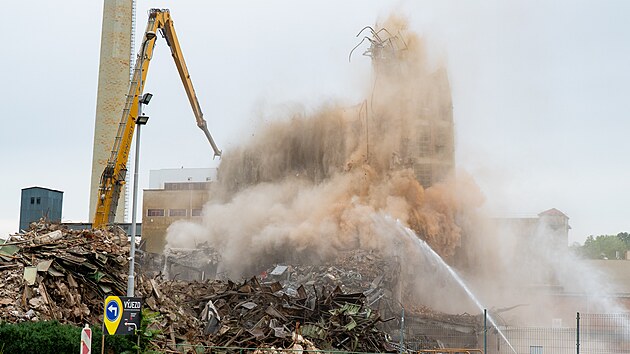 Poslední okamžiky budovy 34. Při demolici se několikapatrový zbytek torza ve zlínském areálu zřítil najednou. (10. září 2026)