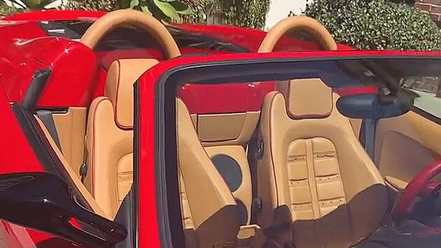 Červené Ferrari čekalo na Henryho před domem.