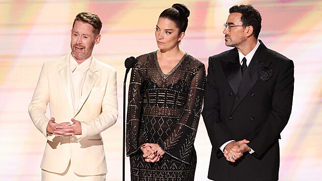 Macaulay Culkin, Annie Murphyov&aacute; a Dan Levy hovoř&iacute; během vzpom&iacute;nky na zesnulou Catherine O&rsquo;Harovou na 78. ročn&iacute;ku ud&iacute;len&iacute; cen Emmy v Los Angeles 14. z&aacute;ř&iacute; 2026.
