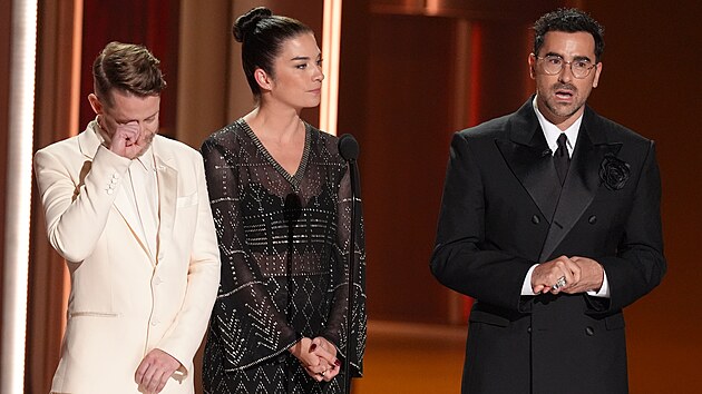 Macaulay Culkin (zleva), Annie Murphyová a Dan Levy vzdávají hold zesnulé Catherine O’Harové během 78. ročníku udílení cen Emmy v pondělí 14. září 2026 v Peacock Theater v Los Angeles.