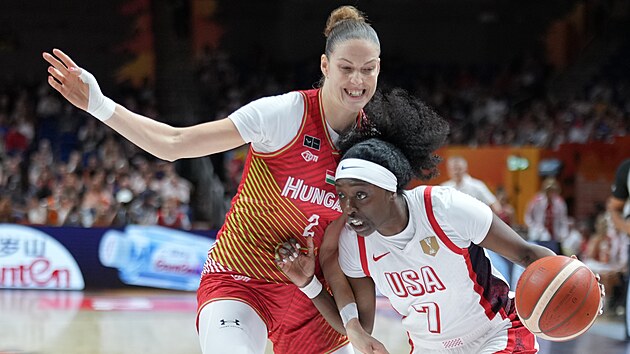 Maďarská basketbalistka Virág Takácsová-Kissová brání v duelu se Spojenými státy, najíždí Kahleah Copperová.