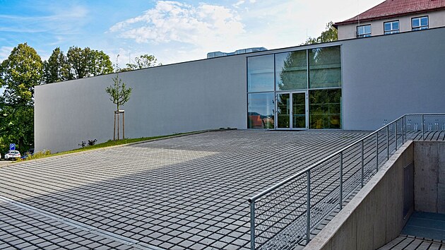 Nov&aacute; sportovn&iacute; hala v are&aacute;lu gymn&aacute;zia v Nov&eacute; Pace na Jič&iacute;nsku.