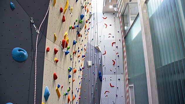 Nov&aacute; sportovn&iacute; hala v are&aacute;lu gymn&aacute;zia v Nov&eacute; Pace na Jič&iacute;nsku.