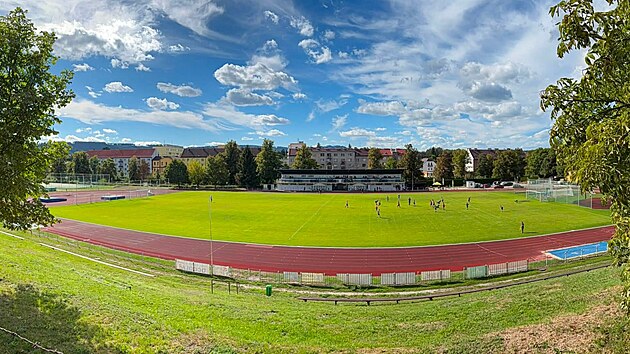 Městský stadion pod Hankovým domem ve Dvoře Králové nad Labem potřebuje rekonstrukci, tribuna je padesát let stará. (srpen 2026)