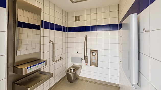 Dokončené záchody na odpočívce při D11 u Předměřic nad Labem (14. září 2026)