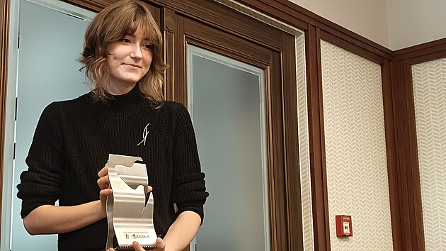 Tereza Cicvárková, studentka Fakulty designu a umění ZČU v Plzni, vytvořila cenu Ledňáček filmového festivalu Finále.