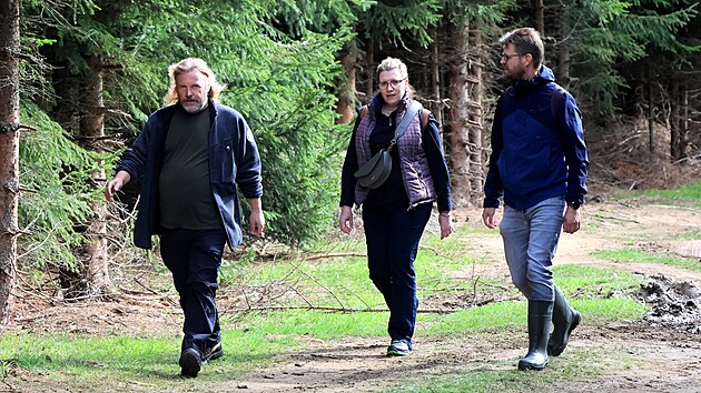 Zástupci ministerstva obrany, armády, ministerstva životního prostředí a šumavského národního parku se sešli na místě nálezu chemických látek. Jednali o koordinaci postupu při likvidaci zátěže. Vlevo ředitel NP Šumava Pavel Hubený. (16. září 2026)