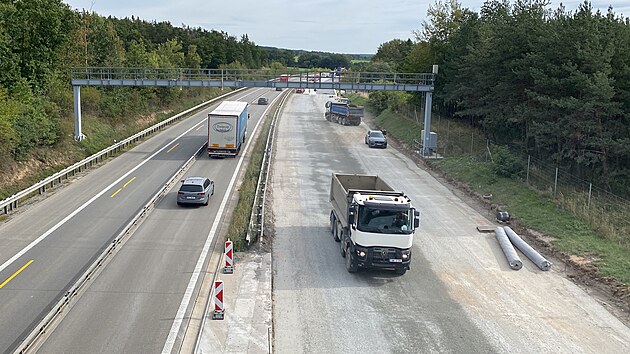 Dělníci pokládají nový asfalt na D5 nepřetržitě. (18. září)