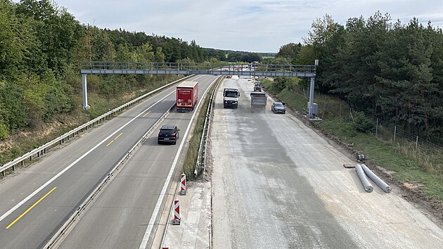 Dělníci pokládají nový asfalt na D5 nepřetržitě. (18. září)
