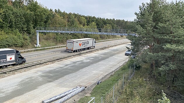 Dělníci pokládají nový asfalt na D5 nepřetržitě. (18. září)