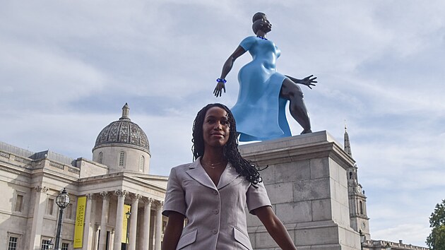 Pohled na sochu „Lady in Blue“ od newyorské umělkyně Tschabalaly Selfové, umístěnou na Čtvrtém podstavci na Trafalgarském náměstí v Londýně. (10. září 2026)