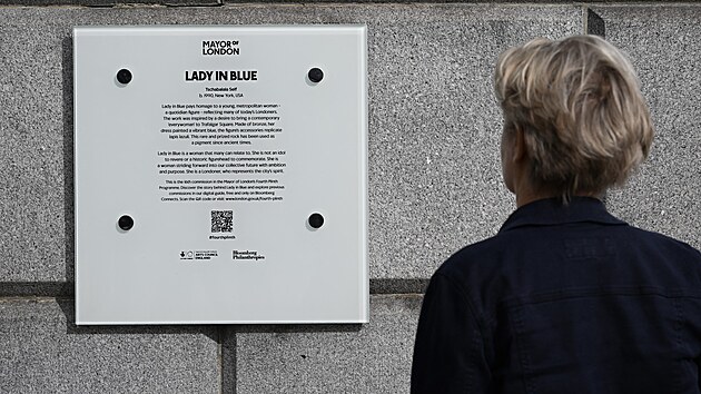 Pohled na sochu „Lady in Blue“ od newyorské umělkyně Tschabalaly Selfové, umístěnou na Čtvrtém podstavci na Trafalgarském náměstí v Londýně. (10. září 2026)
