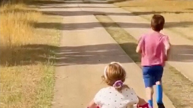 Princezna Lilibet a princ Archie na videu z Brit&aacute;nie natočen&eacute;m v&eacute;vodkyn&iacute; Meghan (13. z&aacute;ř&iacute; 2026)
