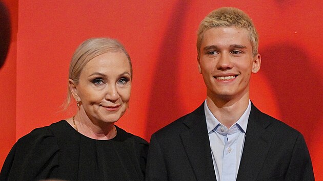 B&aacute;ra Basikov&aacute; a jej&iacute; syn Theodor Pol&aacute;k v Karlov&yacute;ch Varech (6. července 2026)