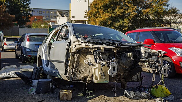 V určit&yacute;ch lokalit&aacute;ch se brněnsk&eacute; městsk&eacute; č&aacute;sti dokola snaž&iacute; zbavovat odstaven&yacute;ch autovraků. Plno je jich &bdquo;uložen&yacute;ch&ldquo; třeba na ploch&aacute;ch okolo zch&aacute;tral&eacute;ho fotbalov&eacute;ho stadionu za Luž&aacute;nkami. (z&aacute;ř&iacute; 2026)