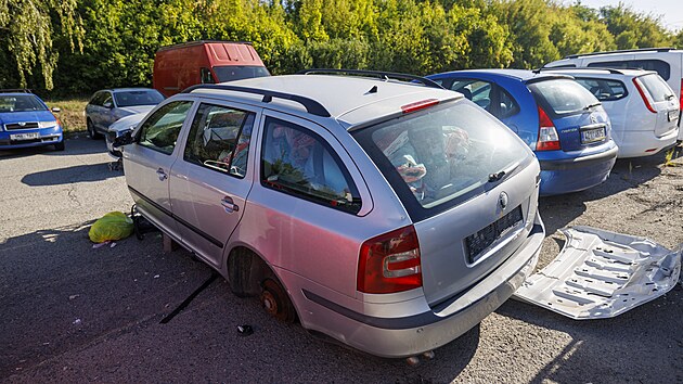V určit&yacute;ch lokalit&aacute;ch se brněnsk&eacute; městsk&eacute; č&aacute;sti dokola snaž&iacute; zbavovat odstaven&yacute;ch autovraků. Plno je jich &bdquo;uložen&yacute;ch&ldquo; třeba na ploch&aacute;ch okolo zch&aacute;tral&eacute;ho fotbalov&eacute;ho stadionu za Luž&aacute;nkami. (z&aacute;ř&iacute; 2026)
