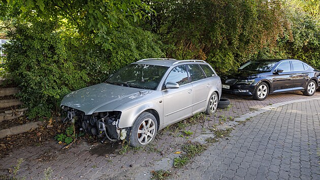 V určit&yacute;ch lokalit&aacute;ch se brněnsk&eacute; městsk&eacute; č&aacute;sti dokola snaž&iacute; zbavovat odstaven&yacute;ch autovraků. Plno je jich &bdquo;uložen&yacute;ch&ldquo; třeba na ploch&aacute;ch okolo zch&aacute;tral&eacute;ho fotbalov&eacute;ho stadionu za Luž&aacute;nkami. (z&aacute;ř&iacute; 2026)