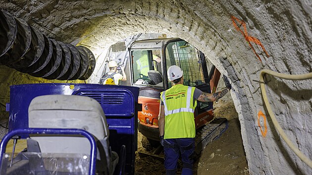 V centru Brna pokračuje výstavba nového kolektoru pod Českou a Středovou ulicí. Stavbaři razí podzemní chodbu, do níž se v budoucnu přesunou inženýrské sítě. Horníci vyrazí 235 metrů dlouhý kolektor, který bude mít 21 odboček a tři technické komory. Pracují až osm metrů pod zemí. (10. září 2026)