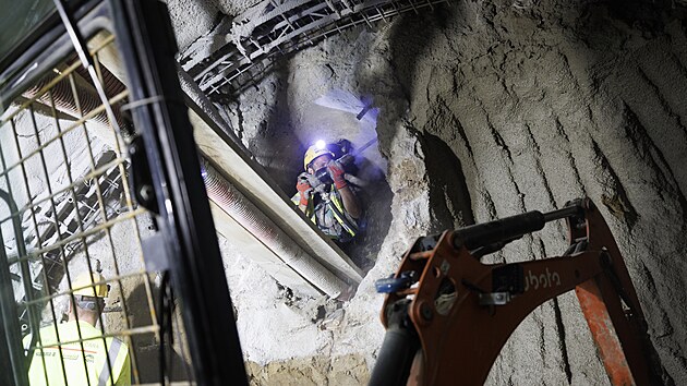 V centru Brna pokračuje výstavba nového kolektoru pod Českou a Středovou ulicí. Stavbaři razí podzemní chodbu, do níž se v budoucnu přesunou inženýrské sítě. Horníci vyrazí 235 metrů dlouhý kolektor, který bude mít 21 odboček a tři technické komory. Pracují až osm metrů pod zemí. (10. září 2026)