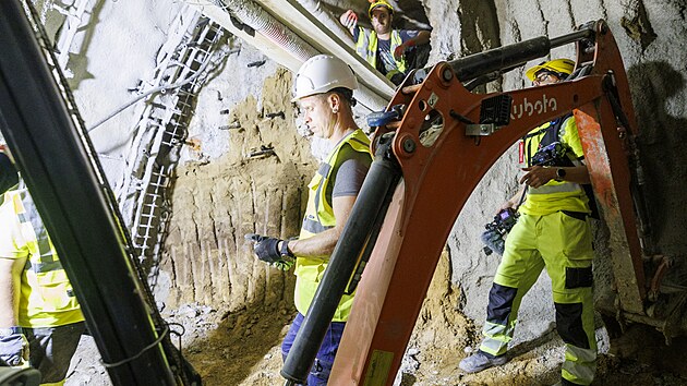 V centru Brna pokračuje výstavba nového kolektoru pod Českou a Středovou ulicí. Stavbaři razí podzemní chodbu, do níž se v budoucnu přesunou inženýrské sítě. Horníci vyrazí 235 metrů dlouhý kolektor, který bude mít 21 odboček a tři technické komory. Pracují až osm metrů pod zemí. (10. září 2026)