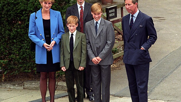 Princ a princezna z Walesu a jejich synové princ Harry (vlevo) a princ William před Manor House během Williamova prvního dne v Etonu. (6. září 1995)