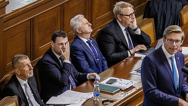 Andrej Babiš (ANO), Petr Macinka (Motoristé), Jaromír Zůna (SPD), Aleš Juchelka (ANO) a Martin Kupka (ODS) během jednání na mimořádné schůzi Poslanecké sněmovny k vyslovení nedůvěry Andreji Babišovi. (29. září 2026)