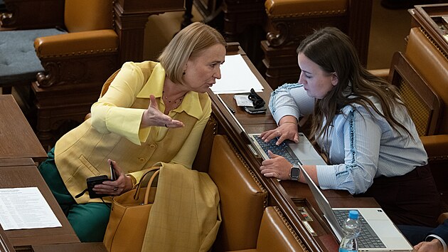 Jana Černochova a Lucie Bartošová (obě ODS) na mimořádné schůzi Sněmovny (22. září 2026)