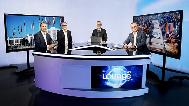 Hosty pořadu iDNES Lounge jsou zleva Michalis Busios, ředitel Mezinárodního strojírenského veletrhu Petr Šimáček, Branch Manager, Yamazaki Mazak Central Europe, moderátor Vladimír Vokál a Miroslav Stříbrný, obchodní ředitel České exportní banky. (21. září 2026)