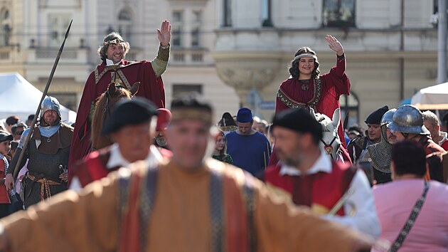 Tradiční Svatováclavský jarmark na náměstí Svatopluka Čecha v Ostravě-Přívoze zpestřil velkolepý příjezd knížete Václava s družinou, šermířská vystoupení i dobové řemeslné stánky. (28. září 2026)