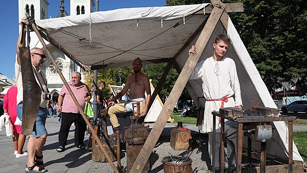 Tradiční Svatováclavský jarmark na náměstí Svatopluka Čecha v Ostravě-Přívoze zpestřil velkolepý příjezd knížete Václava s družinou, šermířská vystoupení i dobové řemeslné stánky. (28. září 2026)