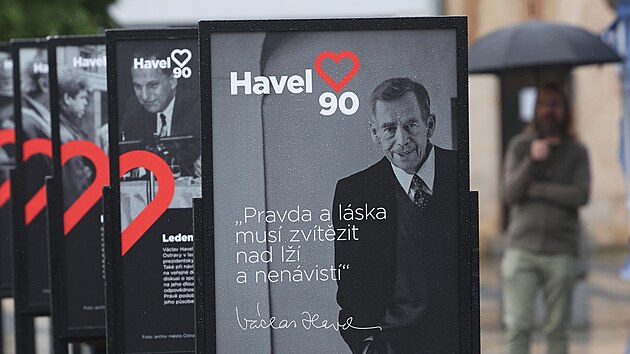 Na ostravském Masarykově náměstí probíhá do 6. října 2026 výstava k 90. výročí narození Václava Havla, která mapuje jeho propojení s Ostravou – od rodinných kořenů přes vystoupení v roce 1969 a věznění v Heřmanicích až po jeho památnou první prezidentskou návštěvu v lednu 1990. (24. září 2026)