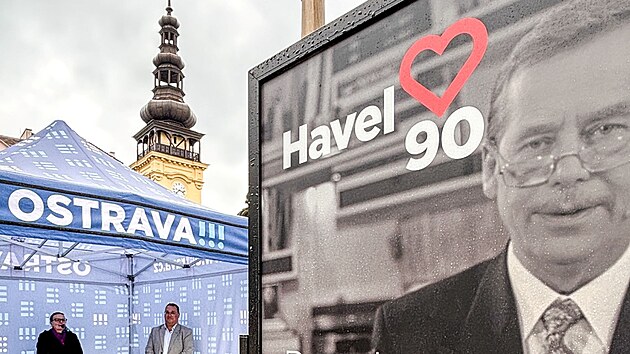 Na ostravském Masarykově náměstí probíhá do 6. října 2026 výstava k 90. výročí narození Václava Havla, která mapuje jeho propojení s Ostravou – od rodinných kořenů přes vystoupení v roce 1969 a věznění v Heřmanicích až po jeho památnou první prezidentskou návštěvu v lednu 1990. (24. září 2026)