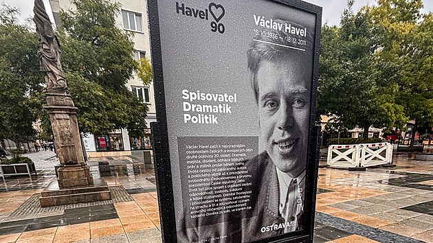 Na ostravském Masarykově náměstí probíhá do 6. října 2026 výstava k 90. výročí narození Václava Havla, která mapuje jeho propojení s Ostravou – od rodinných kořenů přes vystoupení v roce 1969 a věznění v Heřmanicích až po jeho památnou první prezidentskou návštěvu v lednu 1990. (24. září 2026)