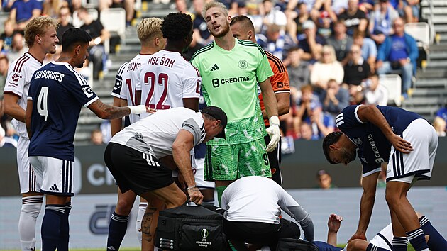 Ošetřování v zápase Sparty v Olomouci.