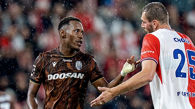 Sampson Dweh z Plzně v debatě s Tomášem Chorým ze Slavie.