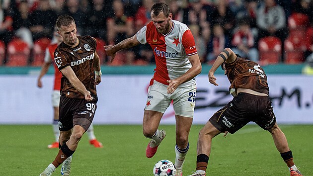 Tomáš Chorý ze Slavie vede míč v zápase s Plzní.